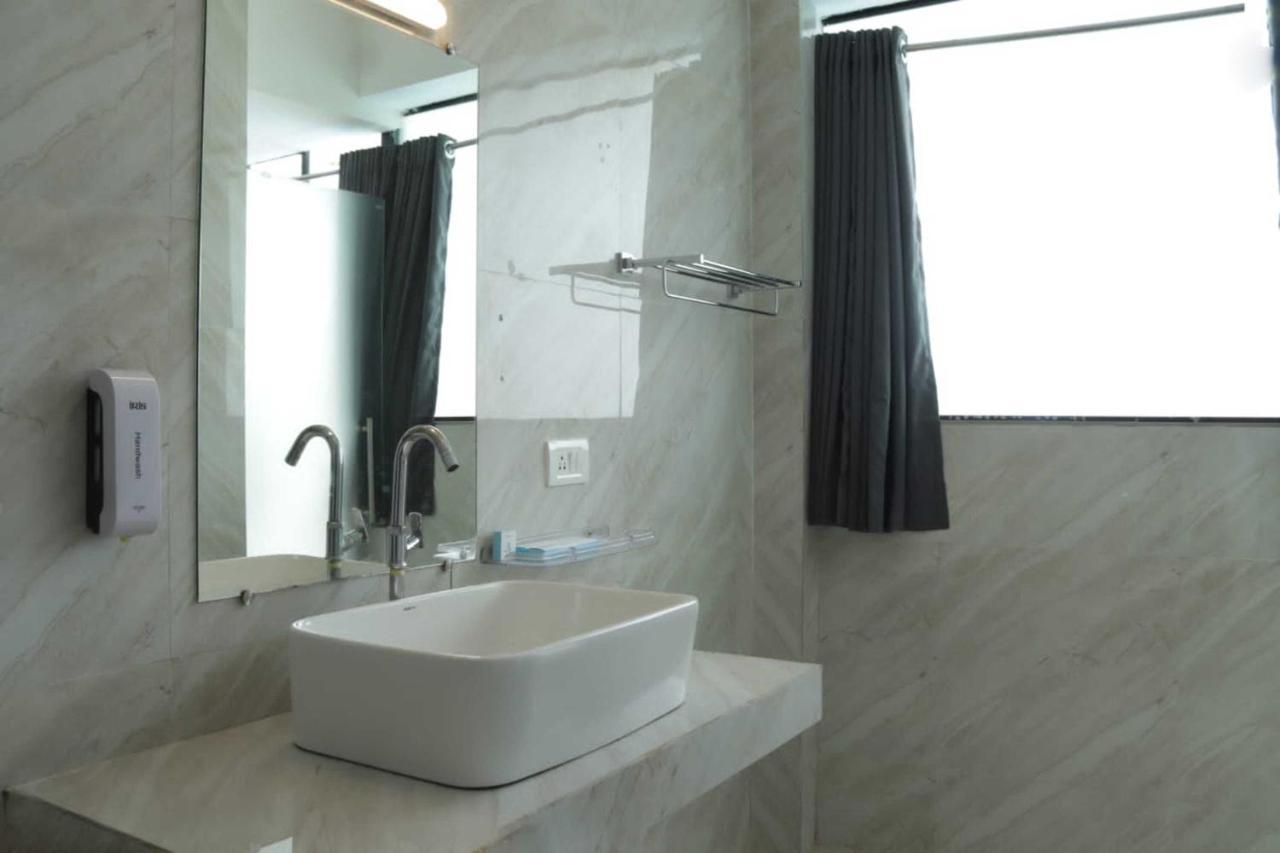 Sandbanks Beach Resort Arambol Bagian luar foto